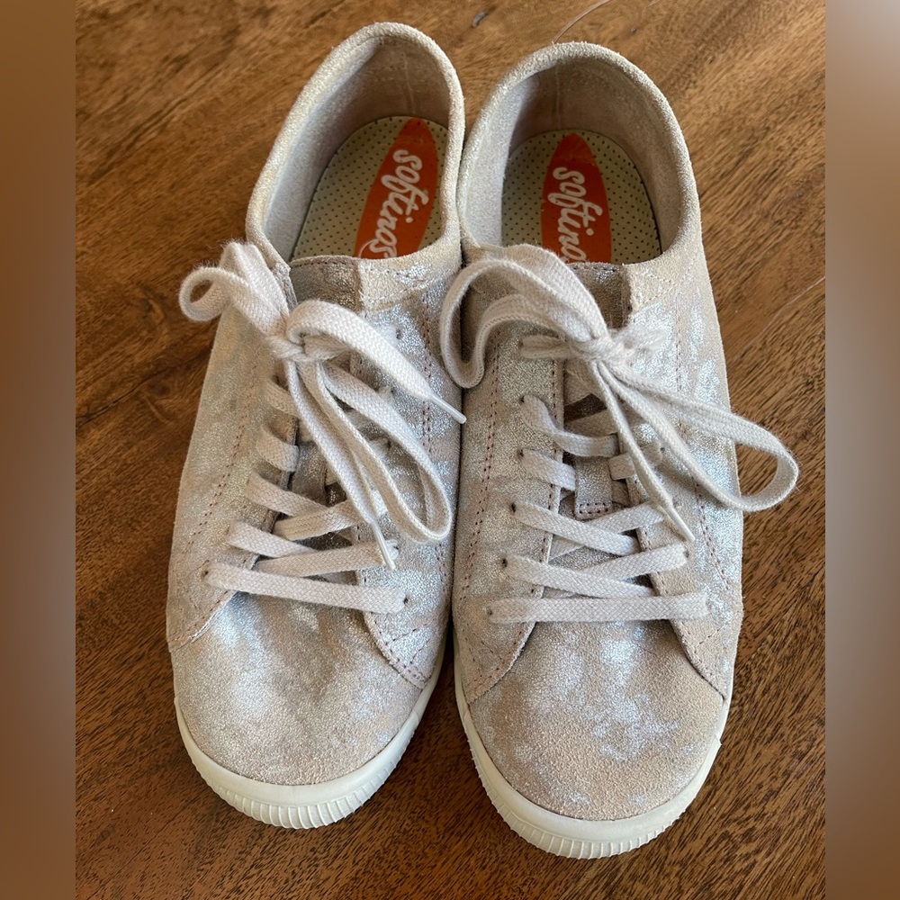 SOFTINOS by FLY LONDON Women's Isla Beige and Silver Casual Sneakers, Size 8 US